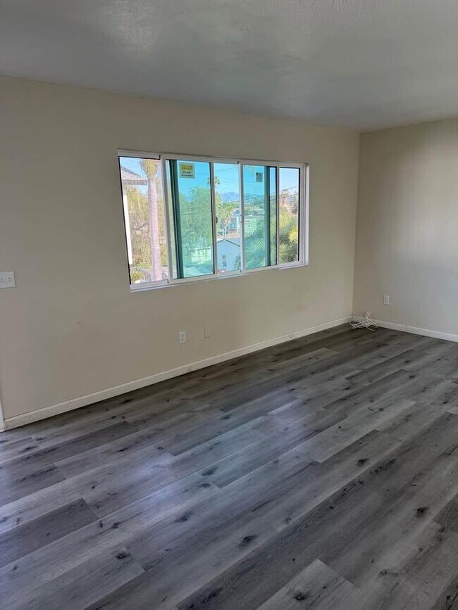 Building Photo - 2122 E 11th St