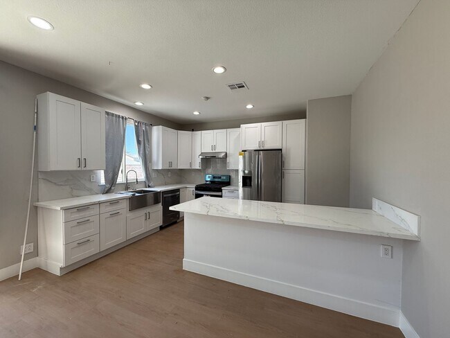 Building Photo - Lancaster Remodeled 3 bedroom - Available Now!