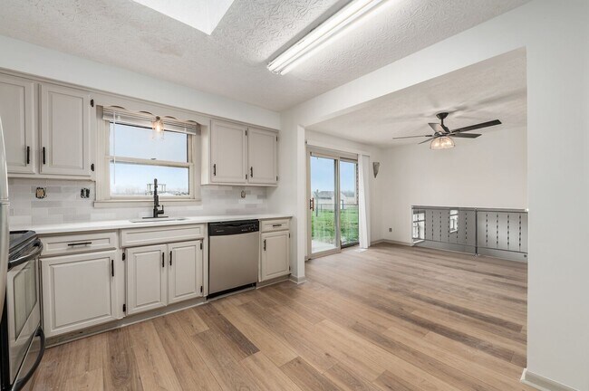 Building Photo - 7450 Richardson Rd