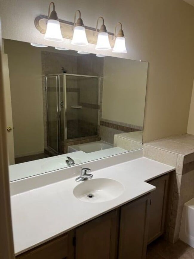 Building Photo - 3 Bedrooms, 2 Baths and a Single Car Garage