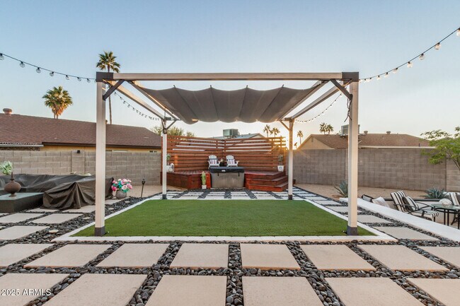 Building Photo - 421 E Wickieup Ln