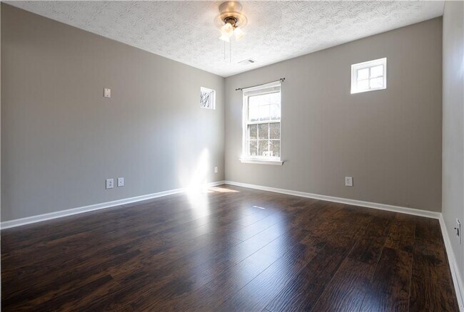 Building Photo - 317 W Oaks Trail