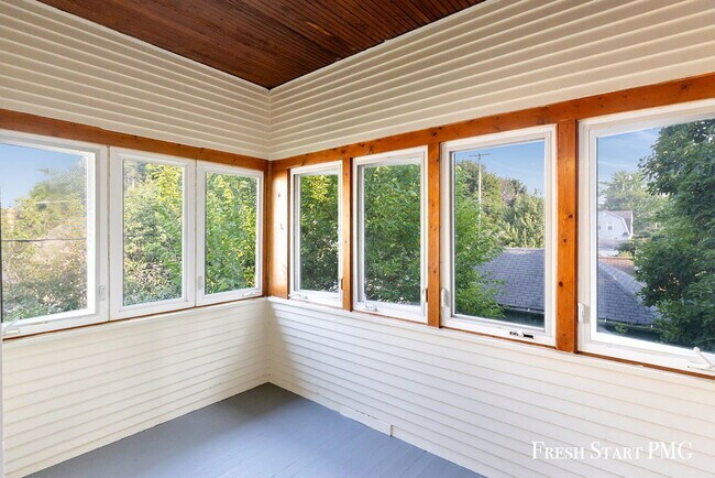 Building Photo - Spacious 3-Bedroom Haven with Sunroom & Wa...