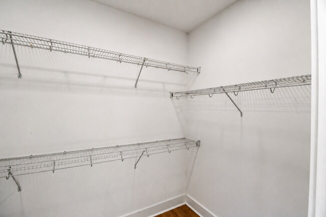 Building Photo - 511 Creekview Ln