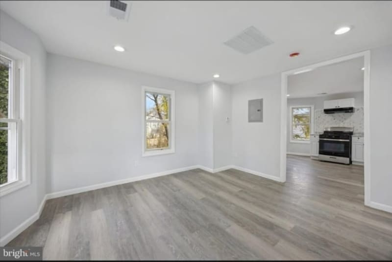 Building Photo - 566 Rutherford Ave