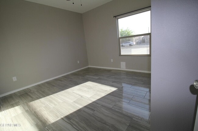Building Photo - 517 Val Verde St