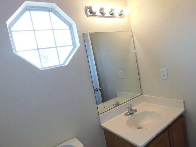 Building Photo - "Spacious 4-Bedroom Gem on Hughart Street with 2.5 Bathrooms and 2108 Sq. Ft. of Comfort!"