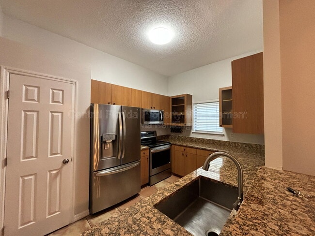 Building Photo - 1625 Park Lake St