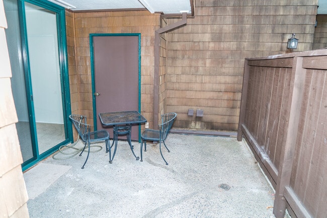 Building Photo - Great 2 Bedroom condo in UTC!