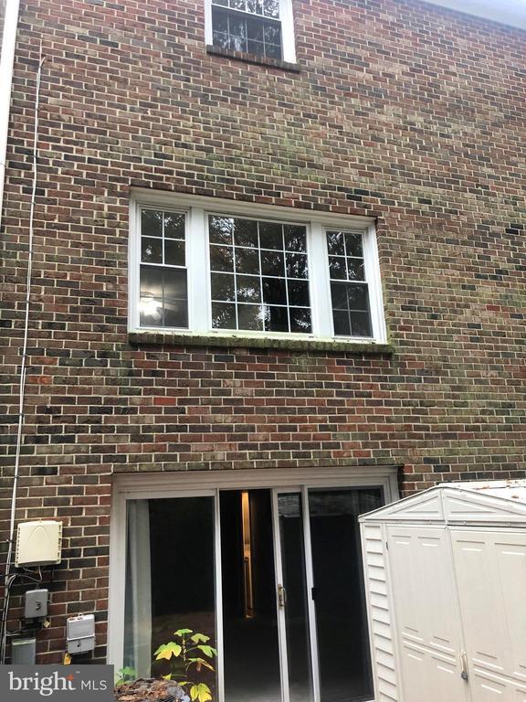 Building Photo - 8550 Barrington Ct