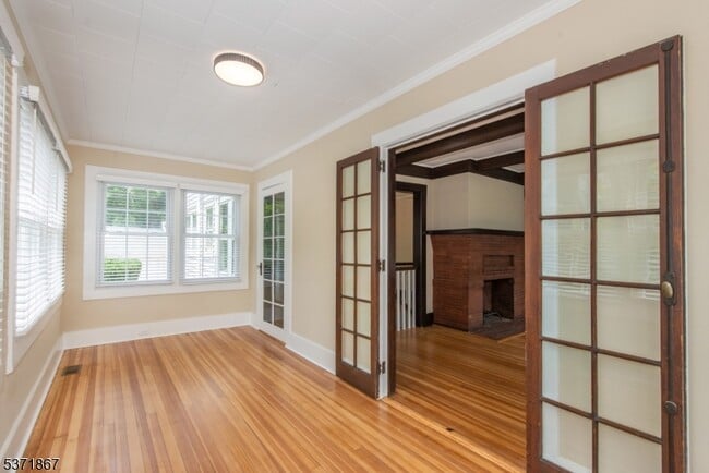 Building Photo - 50 Walnut Crescent
