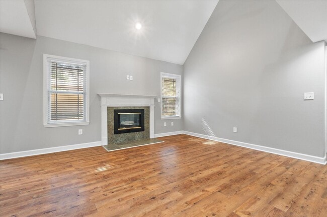 Building Photo - 412 N Village Cir
