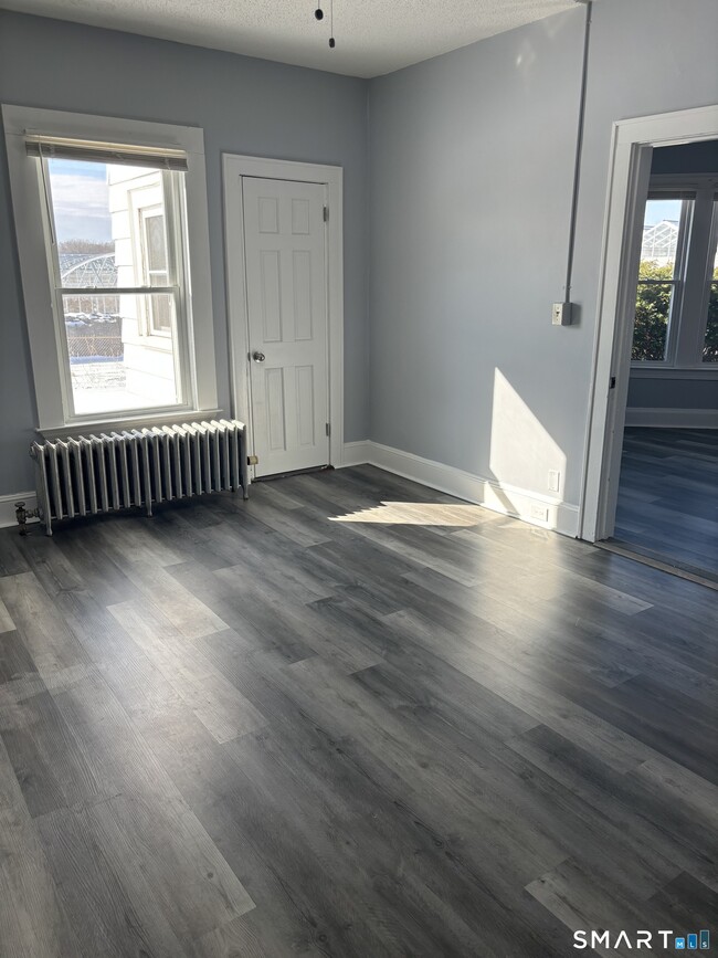 Building Photo - 409 Main St