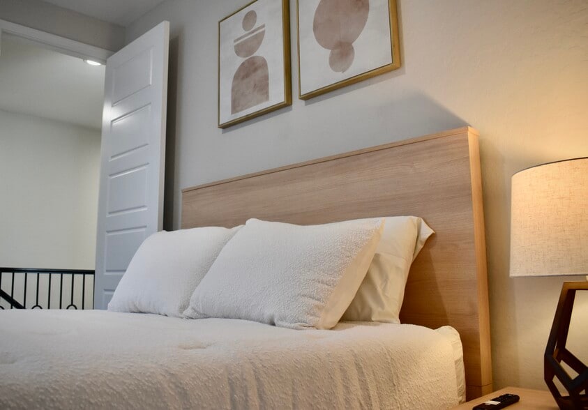 Building Photo - 5128 E Coolbrook Ave