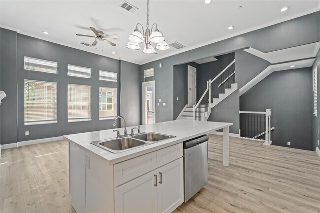 Building Photo - 2116 Bidwell Dr