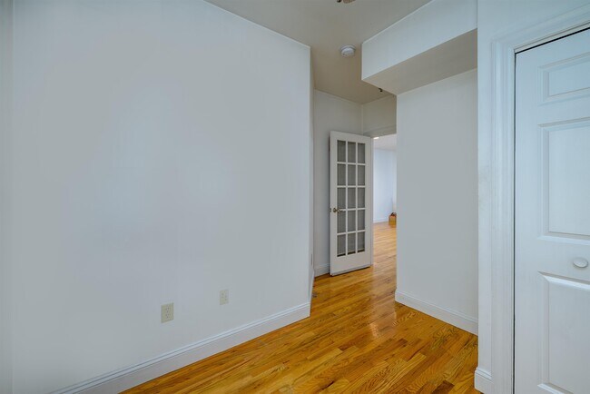Building Photo - 912 Park Ave