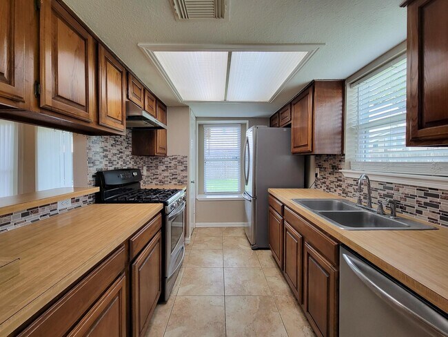 Building Photo - 10010 Sagecanyon Dr