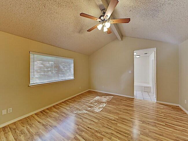 Building Photo - *No App Fee.*1 Month FREE Rent w/move in b...