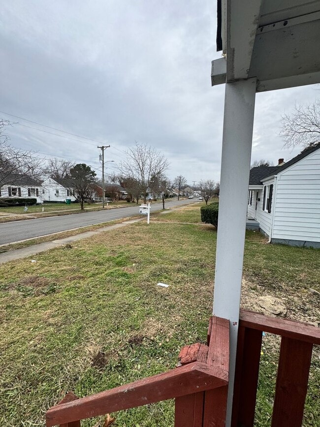 Building Photo - 3 bed house in Church Hill! Enjoy great location, hardwoods, central Ac, and laundry!