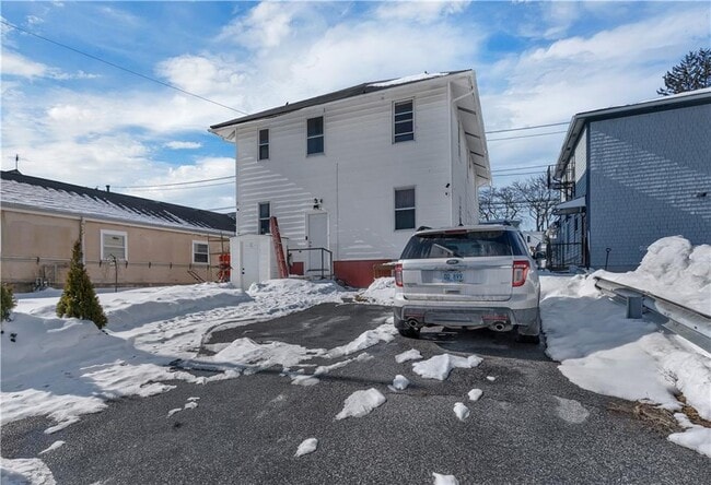 Building Photo - 1070 Main St