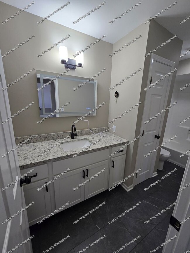 Building Photo - Updated 2 Bedroom Condo