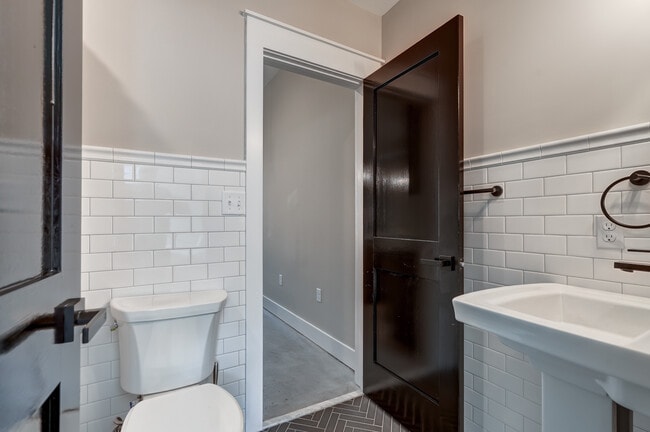 Building Photo - 1523 W Cary St