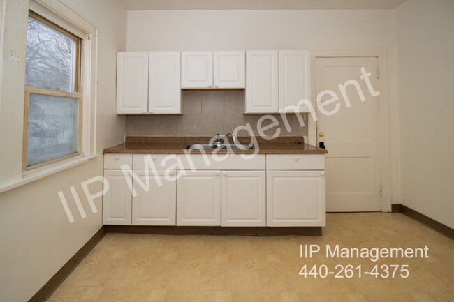 Building Photo - Charming Down Unit in Garfield Heights – A...