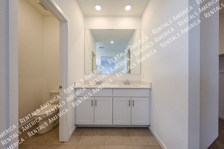 Building Photo - 3380 N Camden Dr