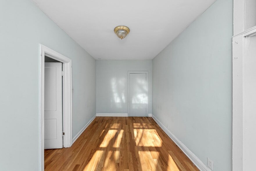 Building Photo - 4614 N Paulina St