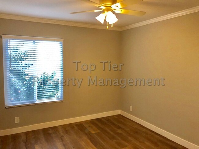 Building Photo - Meticulously renovated 2 Bd/1 Ba, 889 sf, ...