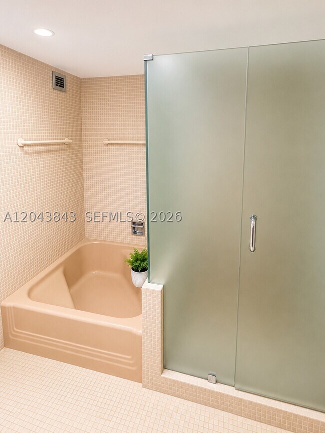 Building Photo - 5255 Collins Ave