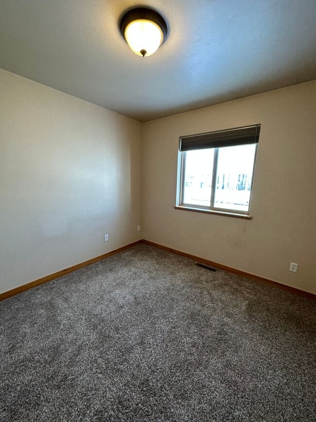 Building Photo - Opportunity in Broadwater Court Community