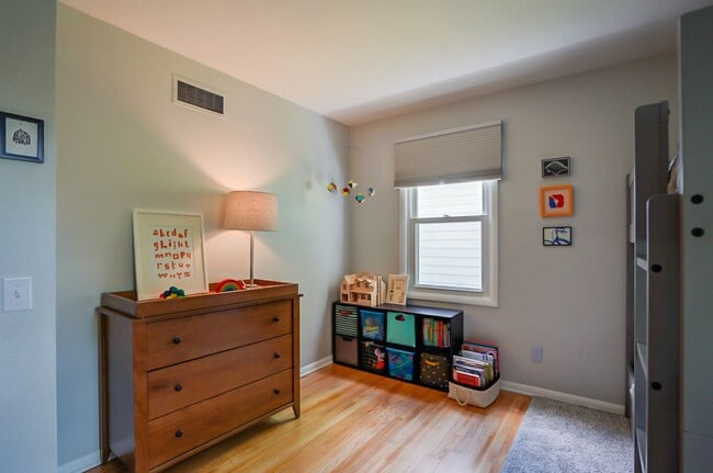 Building Photo - Charming West Side Single Family Home with Mid Century Modern feel