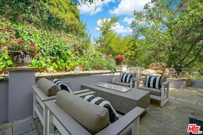 Building Photo - 1068 Casiano Rd