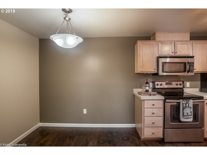 Building Photo - 720 NW 185th Ave