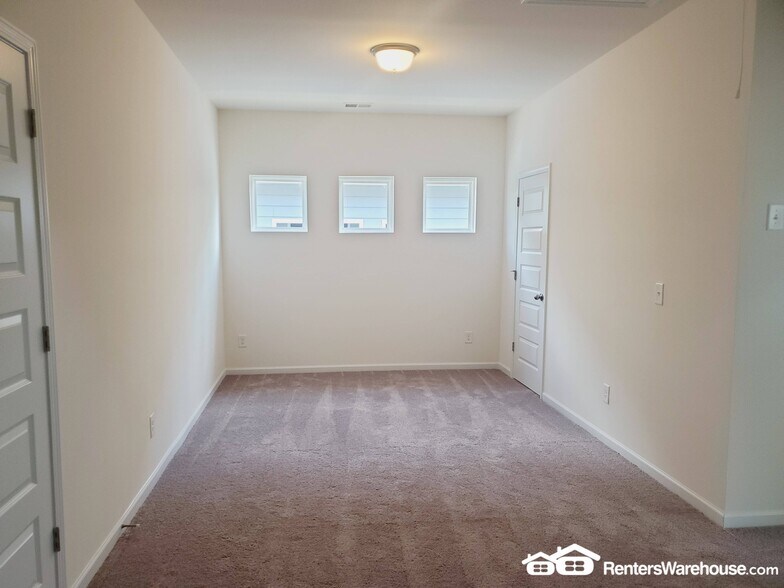 Building Photo - 3834 Clarington Dr
