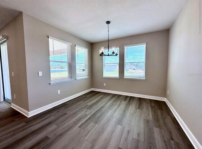 Building Photo - 2122 Divot Dr
