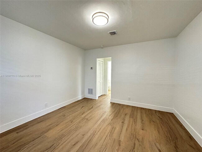 Building Photo - 4300 Sea Grape Dr