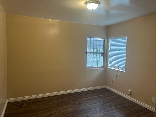 Building Photo - 1423 W 106th St