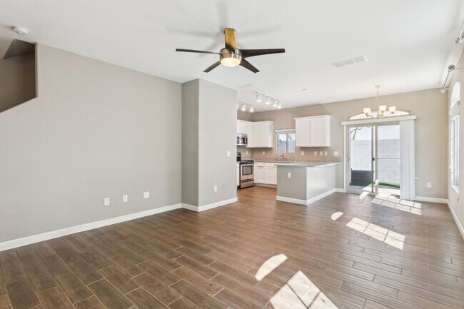 Building Photo - Gorgeous Condo