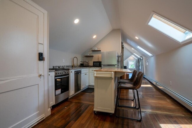 Building Photo - Completely renovated studio with all utils included AVAILABLE 6/1/2026