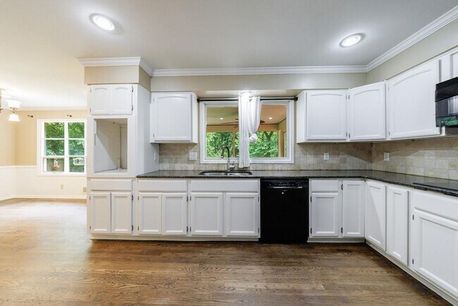 Building Photo - 10565 Shallowford Rd