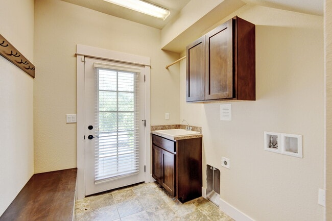 Building Photo - 2107 Sandbur Dr