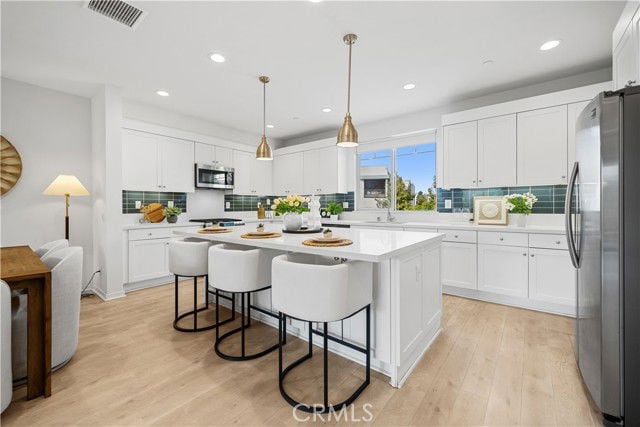 Building Photo - 115 Episode