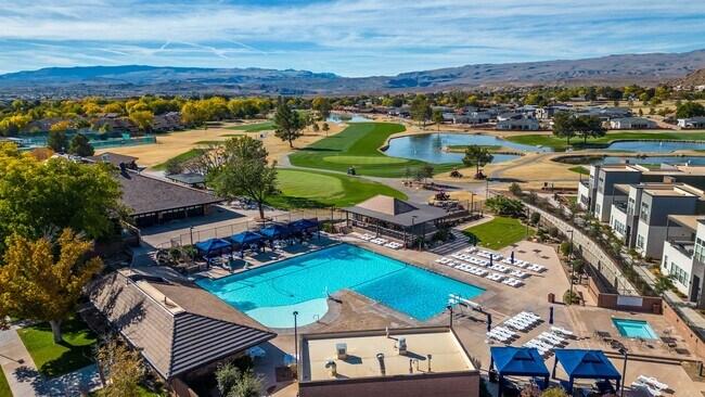 Building Photo - LUXURY GOLF COURSE CONDO - FULLY FURNISHED