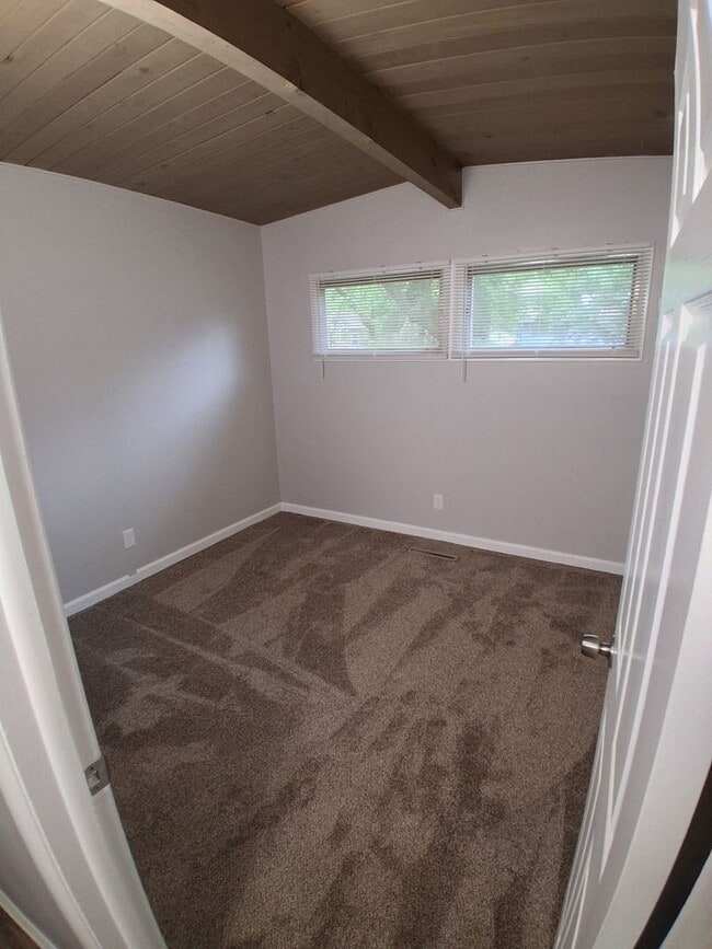 Building Photo - Spacious home near school in a quiet neigh...