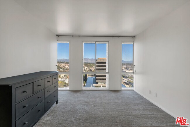 Building Photo - 800 W 1st St