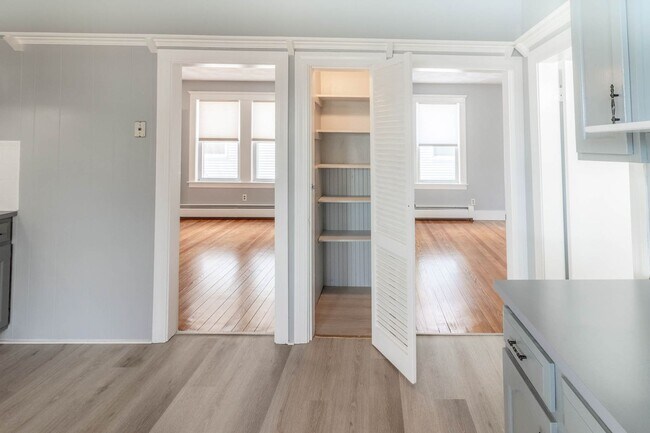 Building Photo - 572 Gaskill St