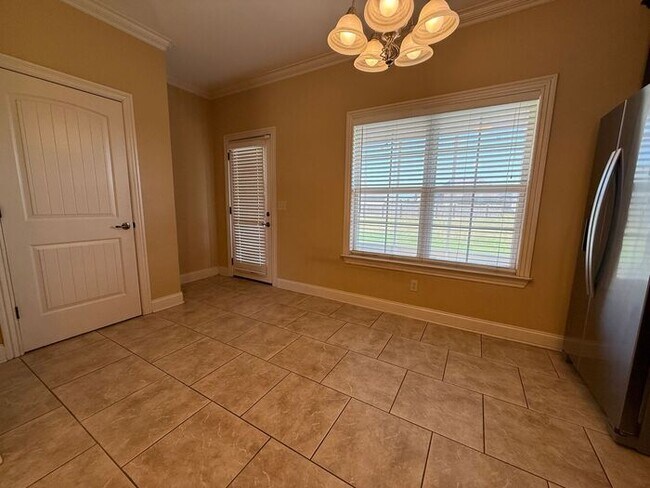 Building Photo - GORGEOUS HOME IN RUSTLING OAKS JUST MINUTES FROM MEMPHIS