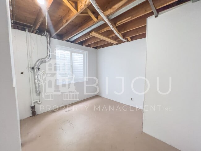 Building Photo - Lovely Four Bedroom